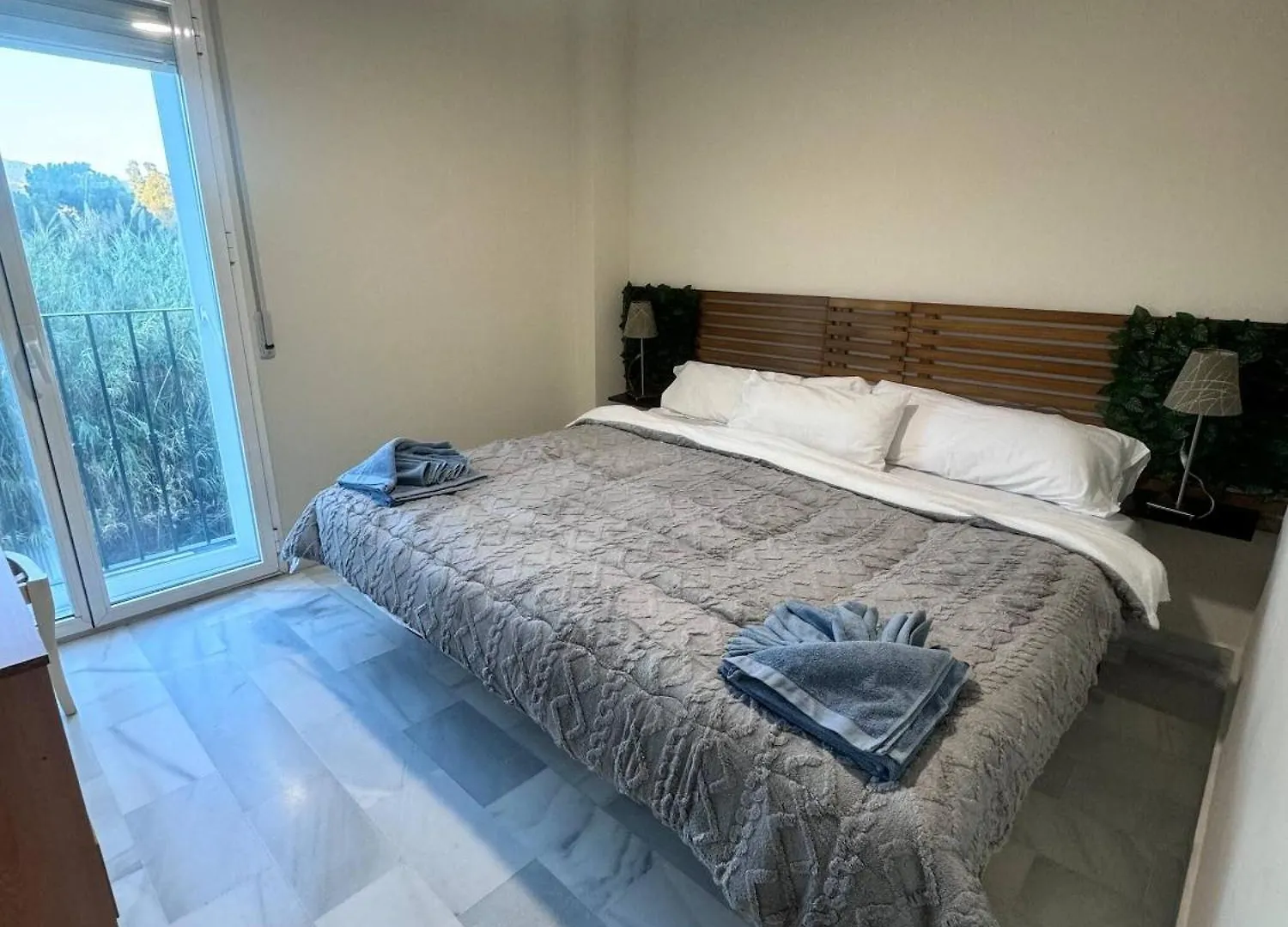 Cozy Room In Modern Shared Apartment In Atalaya, Spain ゲストハウス